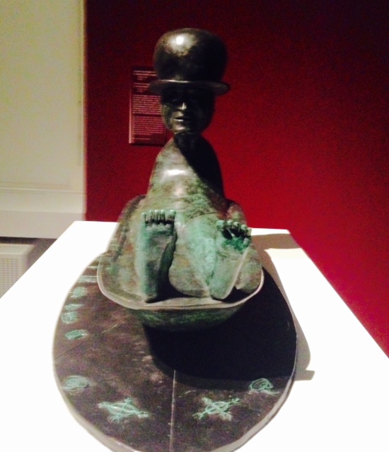 Golem-staty med hatt ur badkar.